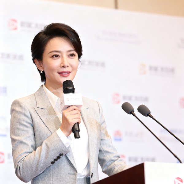 内容主编王芳，知性优雅，手持麦克风，在新闻发布会现场